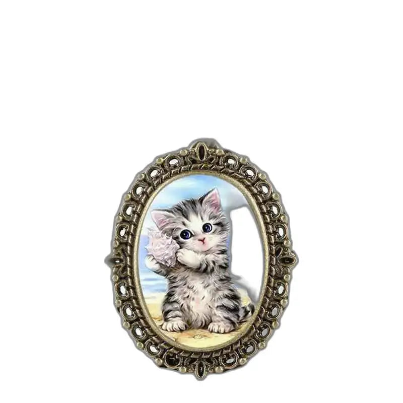 Portrait d’un chaton dans un pendentif chaton kitty avec montre collier bronze