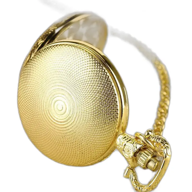 Montre à gousset dorée avec longue chaîne pour un look élégant et vintage