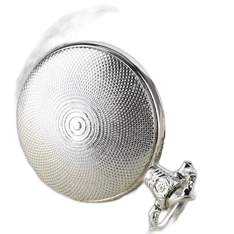 Montre à gousset en argent avec couverture texturée et longue chaîne élégante