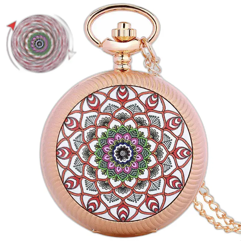 Montre à gousset rose gold avec mandala et pierres émeraude sur plateau tournant