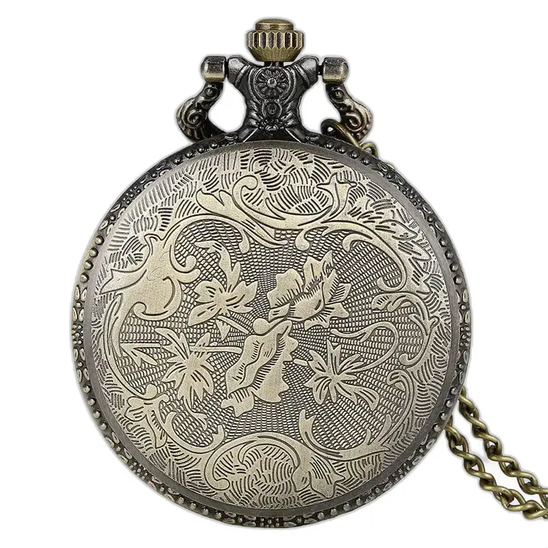 Montre Collier Antique en Bronze Vintage ornée d’un design élégant et détaillé