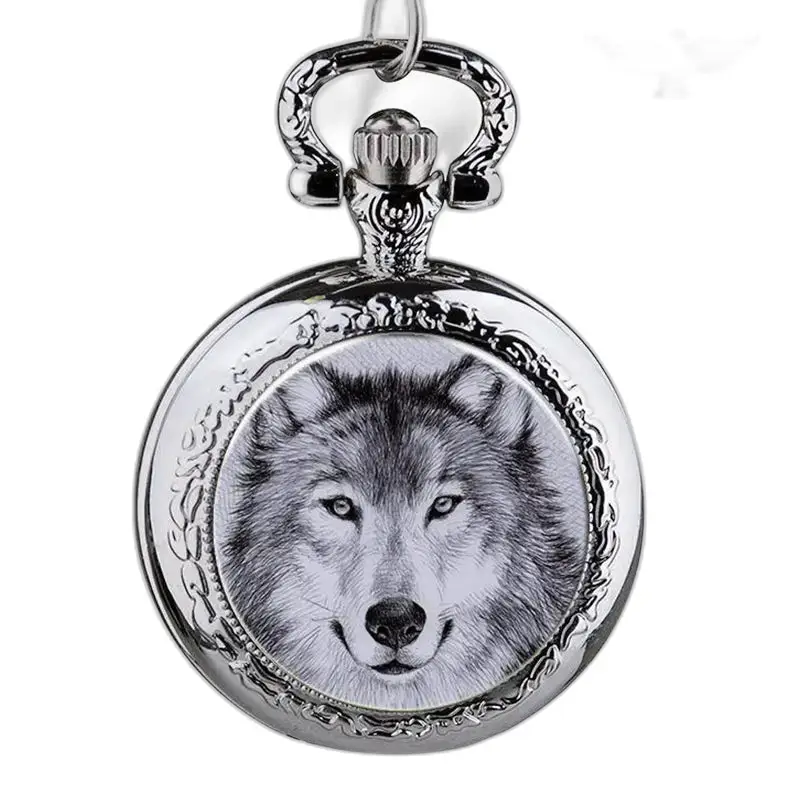 Montre collier loup en acier inoxydable avec design de loup sur un fond argenté