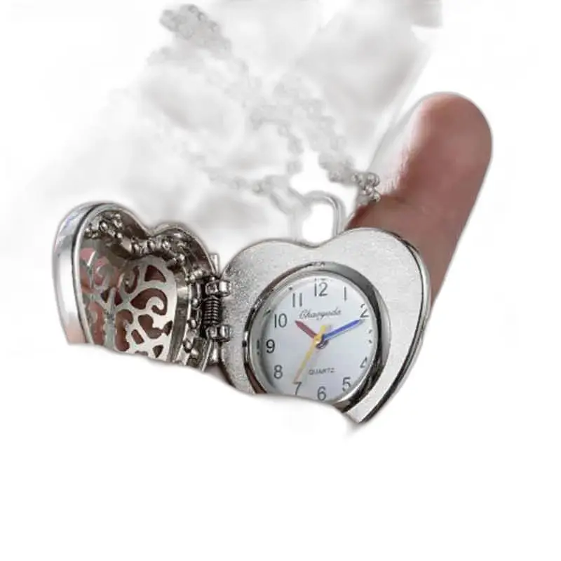 Montre collier pendentif en cœur avec diamants rose, élégante et raffinée