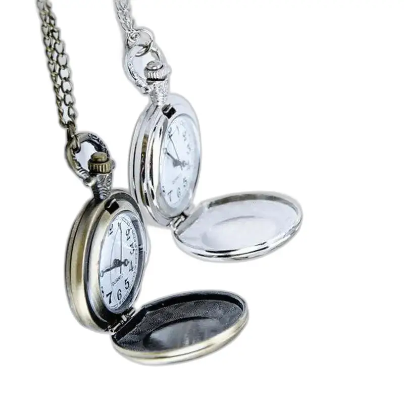 Deux montres collier personnalisables élégantes avec chaînes, parfaites pour Lui
