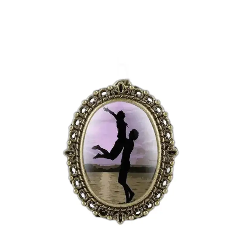 Silhouette de couple dans un pendentif ovale pour montre collier romantique