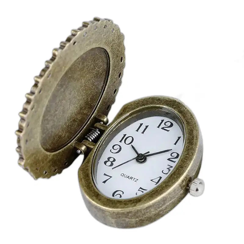 Montre collier romantique avec une montre de poche antique ouverte