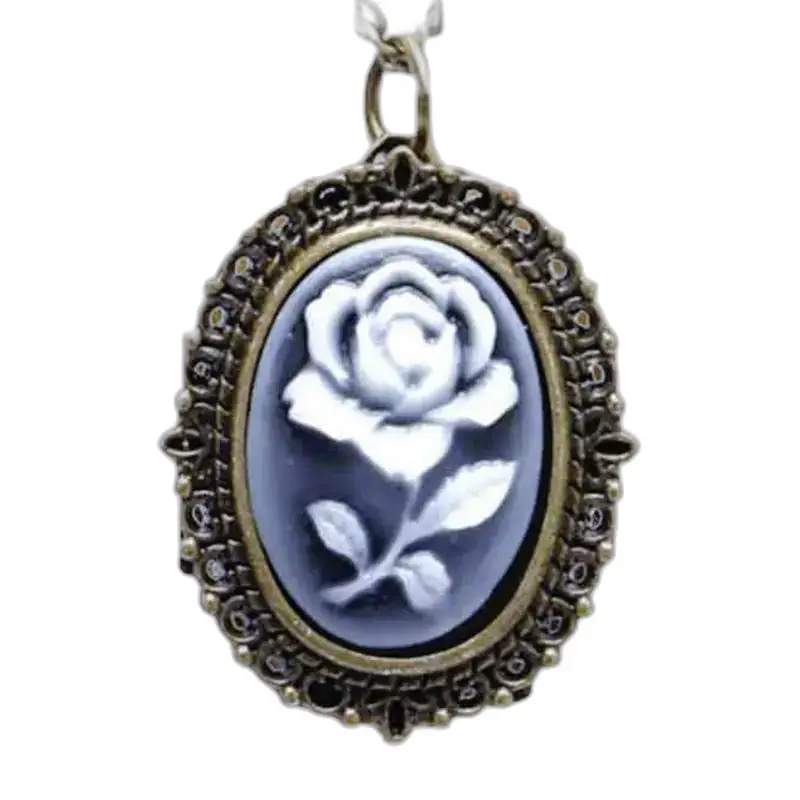 Montre Collier Rose Blanche élégante avec un pendentif ovale en camée rose