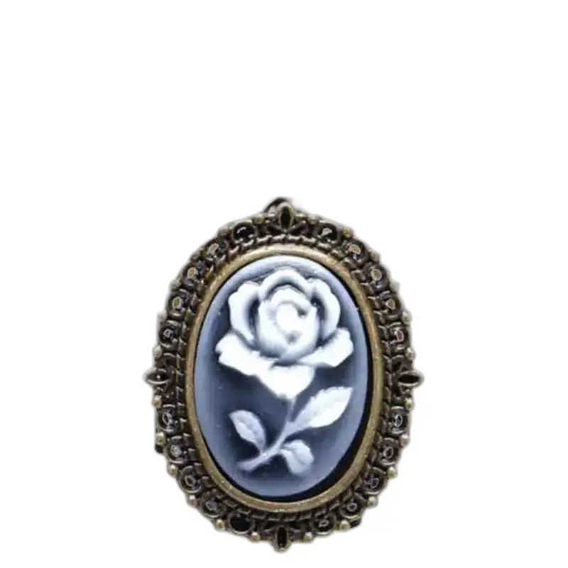 Broche en camée ovale avec une rose blanche pour Montre Collier Rose élégante
