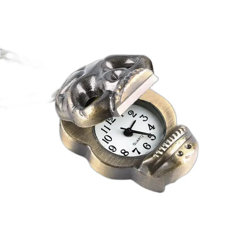 Montre Collier Vintage Gothique avec un bulldog steampunk et mécanisme de montre