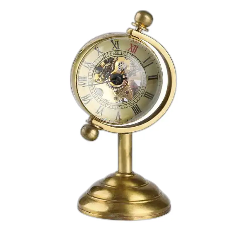 Horloge globe en or avec engrenages, idéale pour un bureau luxe globe élégant