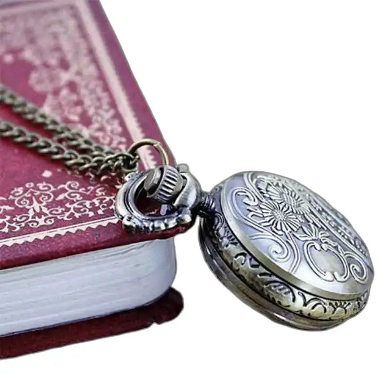 Montre Pendentif Libellule élégante pour Collier avec un chef-d’œuvre d’horlogerie antique