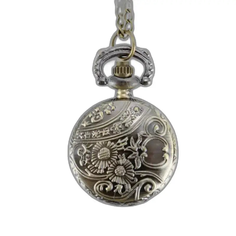 Montre Pendentif Vintage Femme Coeur Argent avec un design en argent élégant et orné